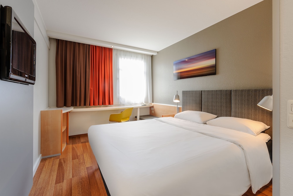 Habitación con 1 cama doble (160 x 200 cm), nuevo concepto de descanso del hotel Ibis Frankfurt Messe West. Foto 4