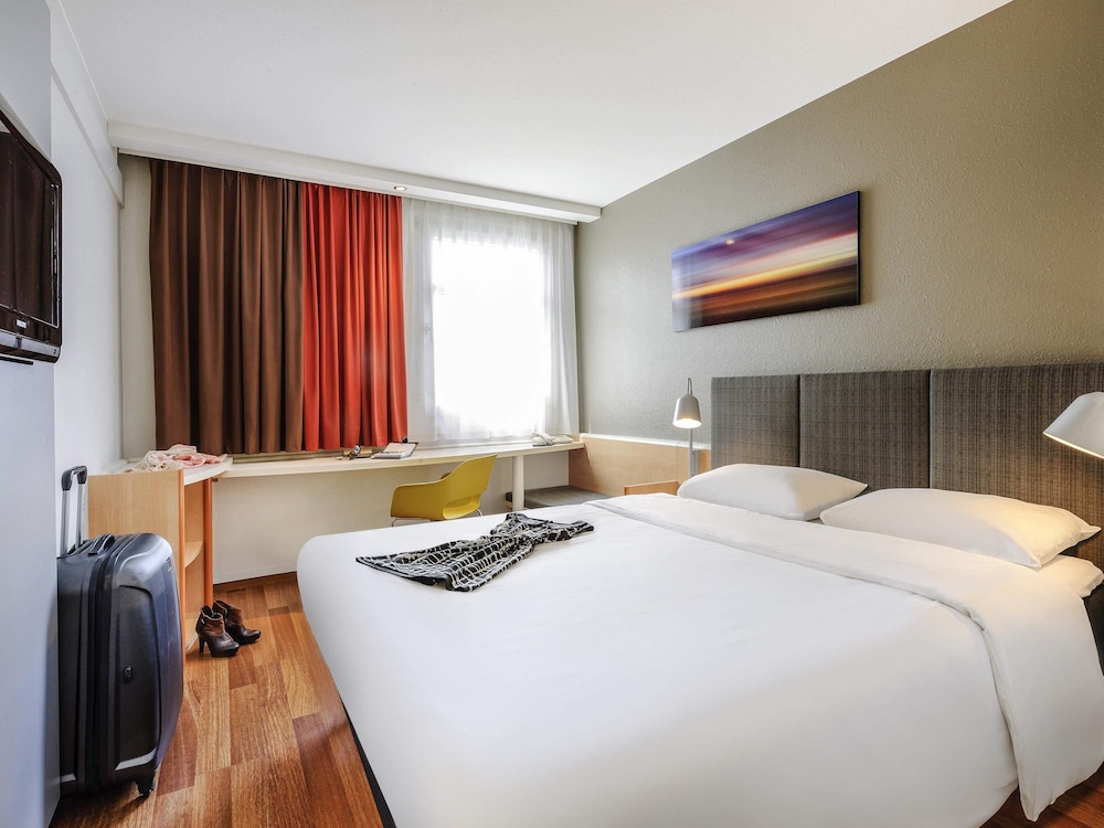 Habitación con 1 cama doble (160 x 200 cm), nuevo concepto de descanso del hotel Ibis Frankfurt Messe West. Foto 6