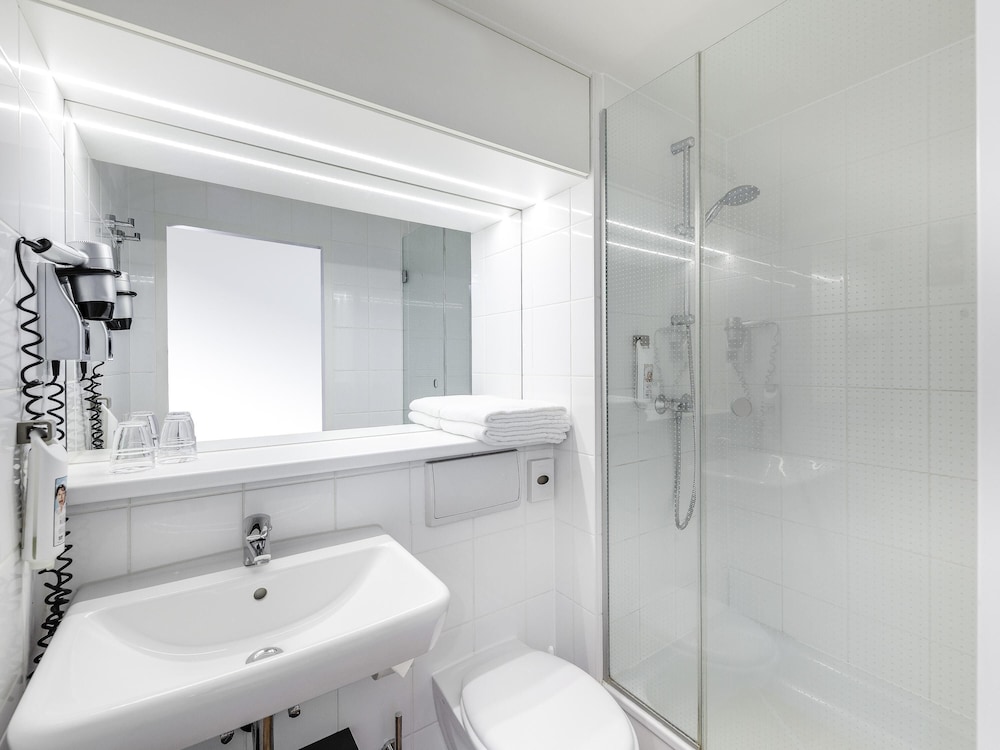 Habitación con 1 cama doble (160 x 200 cm), nuevo concepto de descanso del hotel Ibis Frankfurt Messe West. Foto 7