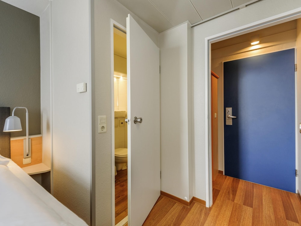 Habitación con 1 cama doble (160 x 200 cm), nuevo concepto de descanso del hotel Ibis Frankfurt Messe West. Foto 9