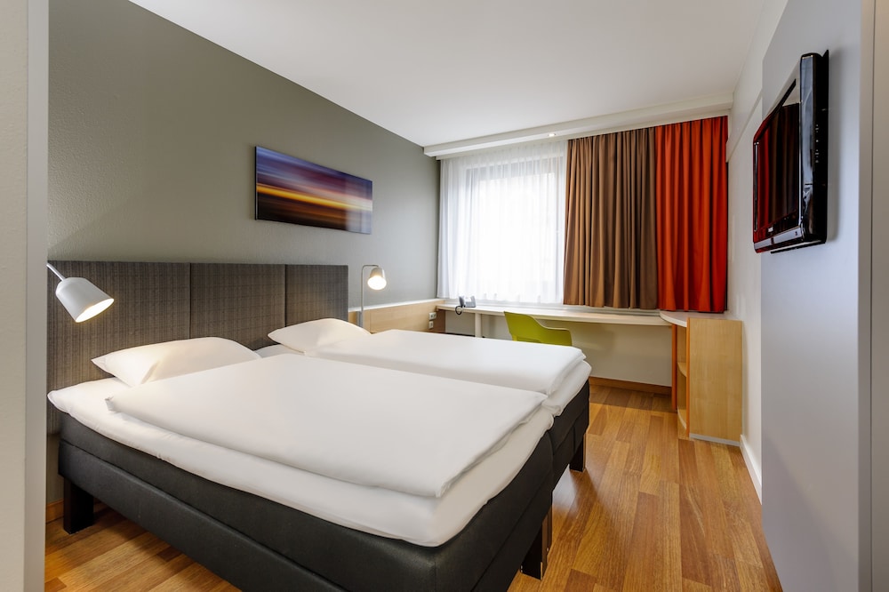Habitación estándar con dos camas individuales del hotel Ibis Frankfurt Messe West. Foto 1