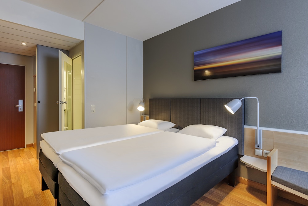 Habitación estándar con dos camas individuales del hotel Ibis Frankfurt Messe West. Foto 2