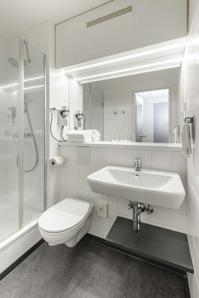 Habitación estándar con dos camas individuales del hotel Ibis Frankfurt Messe West. Foto 3