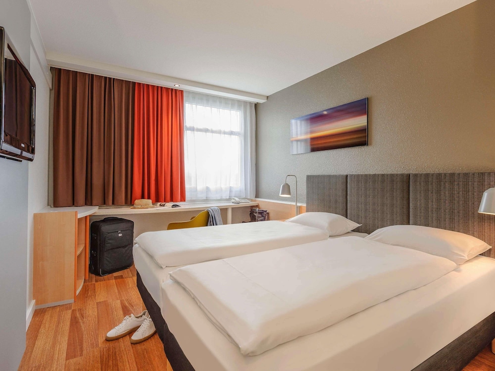 Habitación estándar con dos camas individuales del hotel Ibis Frankfurt Messe West. Foto 6