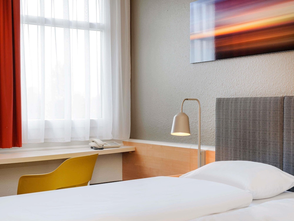 Habitación estándar con dos camas individuales del hotel Ibis Frankfurt Messe West. Foto 7