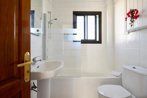 Habitación Doble Económica con bañera y balcón del hotel Bandama Golf. Foto 2