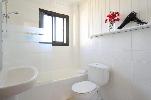 Habitación Doble Económica con bañera y balcón del hotel Bandama Golf. Foto 7