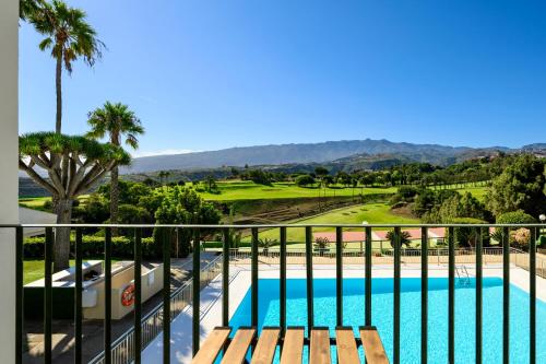 Habitación Doble Económica con bañera y balcón del hotel Bandama Golf. Foto 9