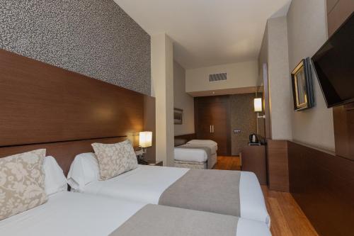 Habitación Doble con cama supletoria - 2 camas del hotel Barcelona Colonial. Foto 1