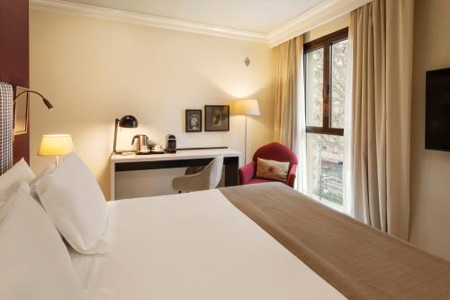Junior suite 1 Cama queen Vista ciudad Sofá Cama incluido Normal del hotel Vincci Albayzin. Foto 1
