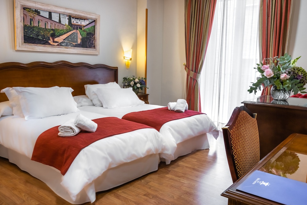 Habitación triple Deluxe del hotel Reina Cristina