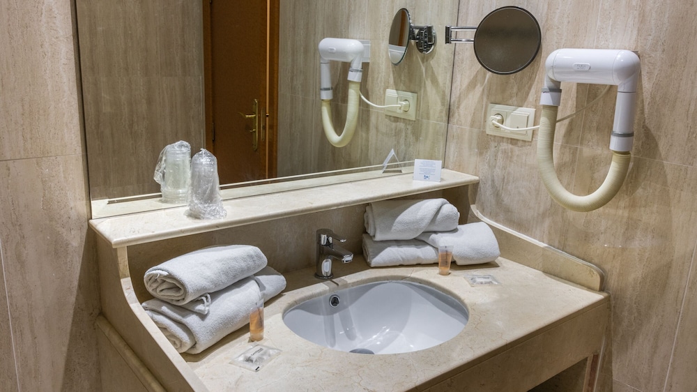 Habitación triple Deluxe del hotel Reina Cristina. Foto 3