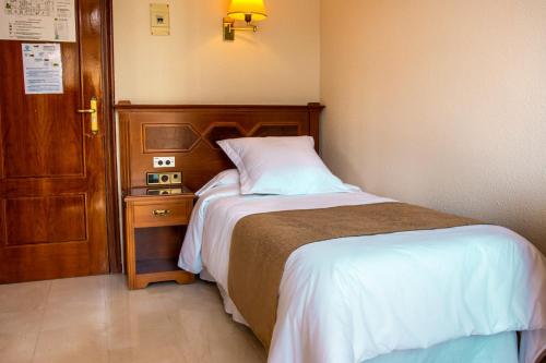 Habitación Individual del hotel Reina Cristina. Foto 1