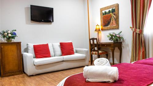 Habitación Triple Deluxe del hotel Reina Cristina. Foto 4