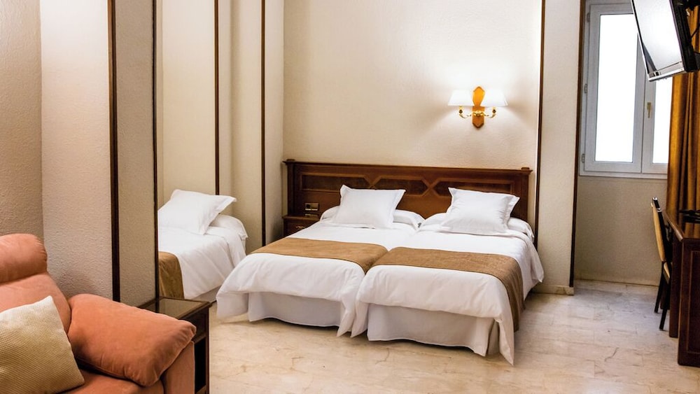 Habitación Cuádruple del hotel Reina Cristina. Foto 1