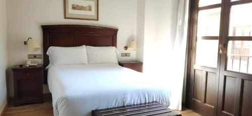 Habitación Doble Básica del hotel Sercotel Palacio De Los Gamboa. Foto 1