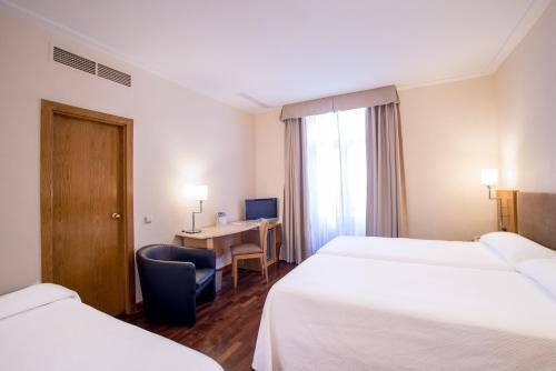 Habitación Triple del hotel Inglaterra. Foto 1