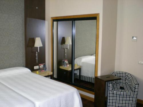 Habitación Triple del hotel Inglaterra. Foto 7