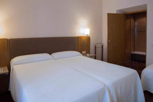 Habitación Triple del hotel Inglaterra. Foto 8