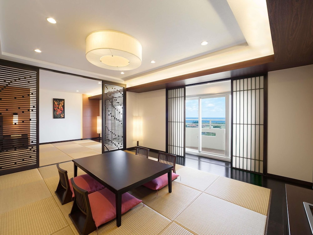 Suite Junior Ejecutiva estilo japonés con 2 camas bajas individuales, vistas al mar del hotel Grand Mercure Okinawa Cape Zanpa Resort