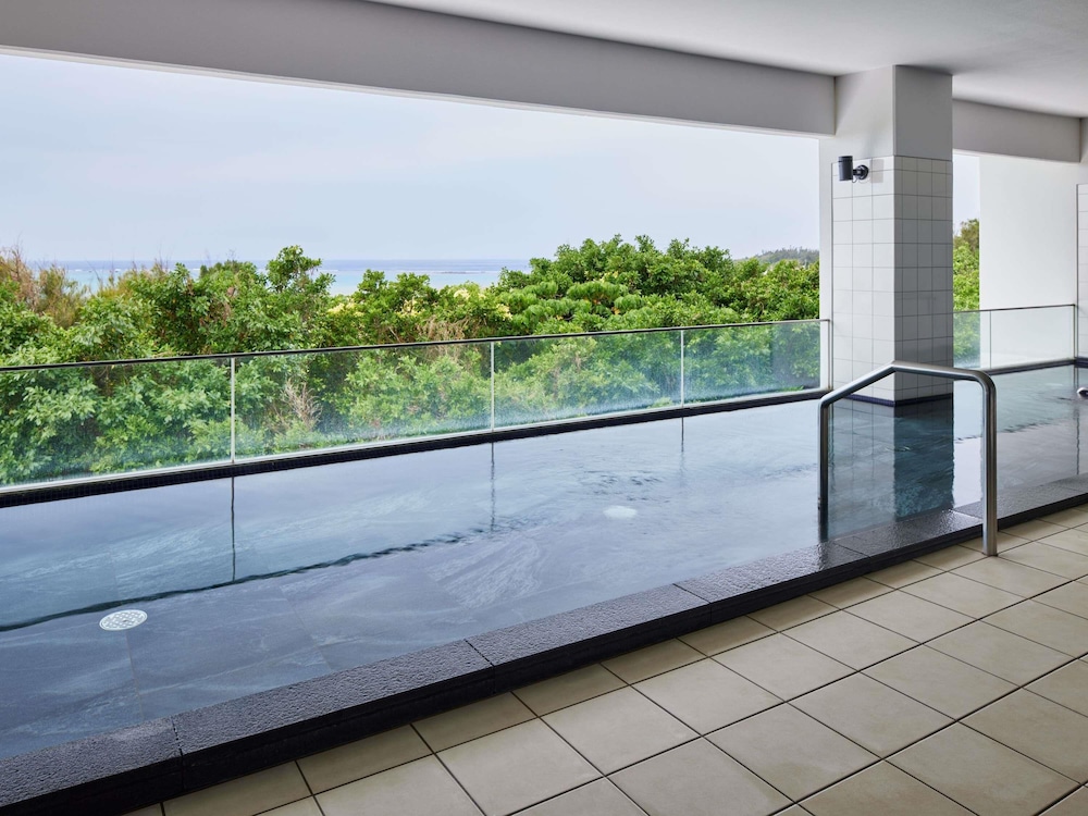 Suite Junior Ejecutiva estilo japonés con 2 camas bajas individuales, vistas al mar del hotel Grand Mercure Okinawa Cape Zanpa Resort. Foto 3