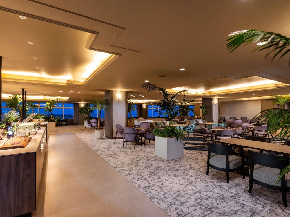 Suite Junior Ejecutiva estilo japonés con 2 camas bajas individuales, vistas al mar del hotel Grand Mercure Okinawa Cape Zanpa Resort. Foto 5