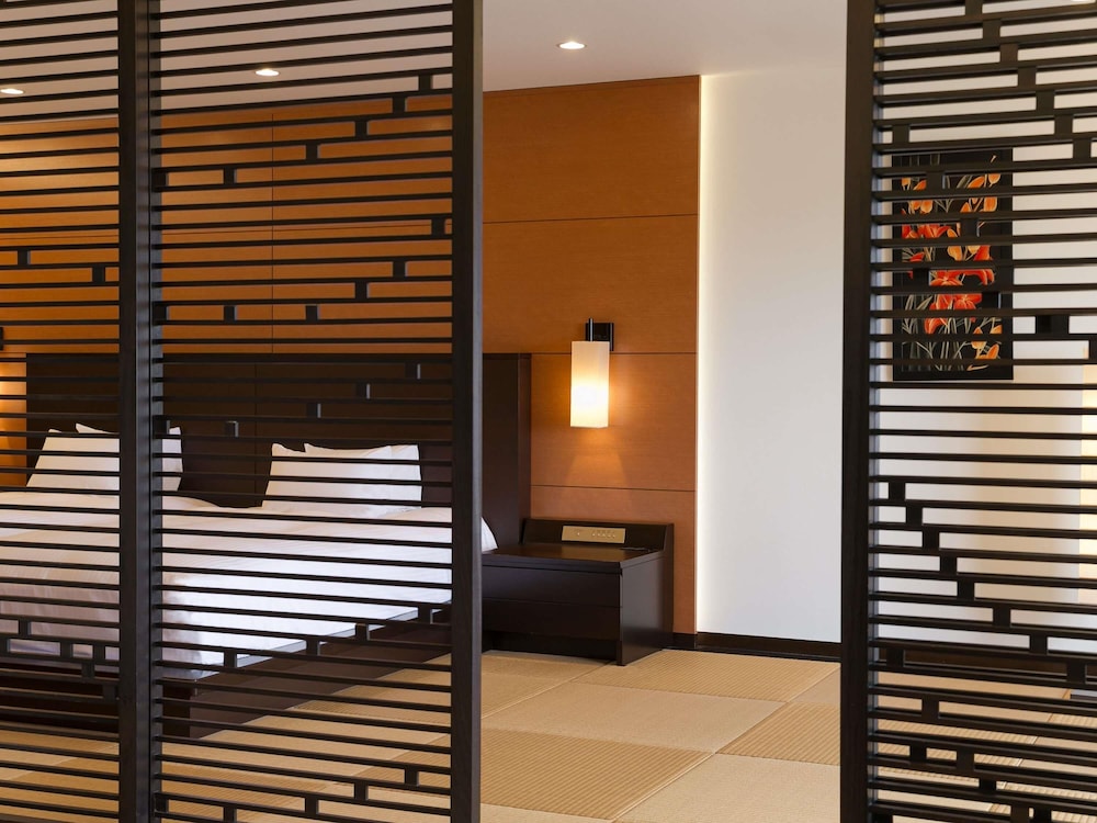 Suite Junior Ejecutiva estilo japonés con 2 camas bajas individuales, vistas al mar del hotel Grand Mercure Okinawa Cape Zanpa Resort. Foto 6