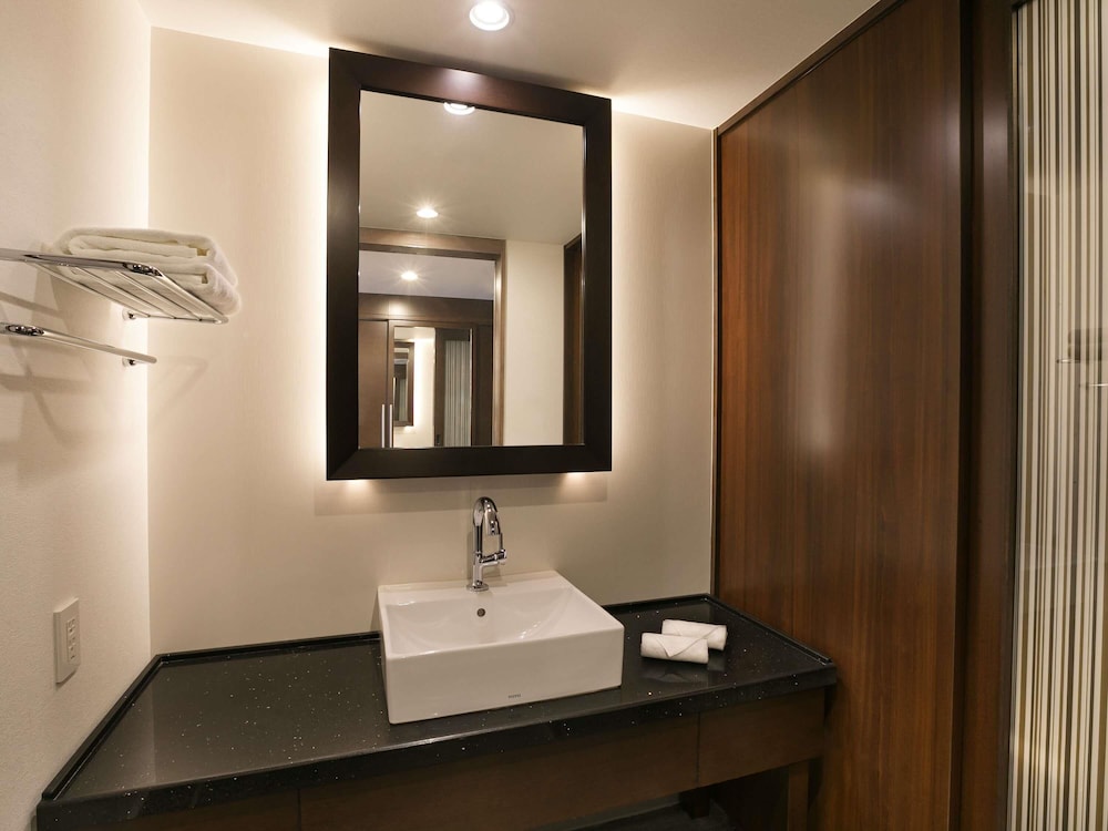 Suite Junior Ejecutiva estilo japonés con 2 camas bajas individuales, vistas al mar del hotel Grand Mercure Okinawa Cape Zanpa Resort. Foto 7
