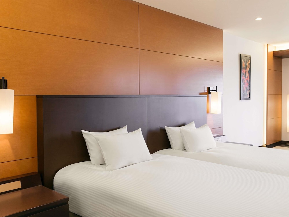 Suite Junior Ejecutiva estilo japonés con 2 camas bajas individuales, vistas al mar del hotel Grand Mercure Okinawa Cape Zanpa Resort. Foto 8