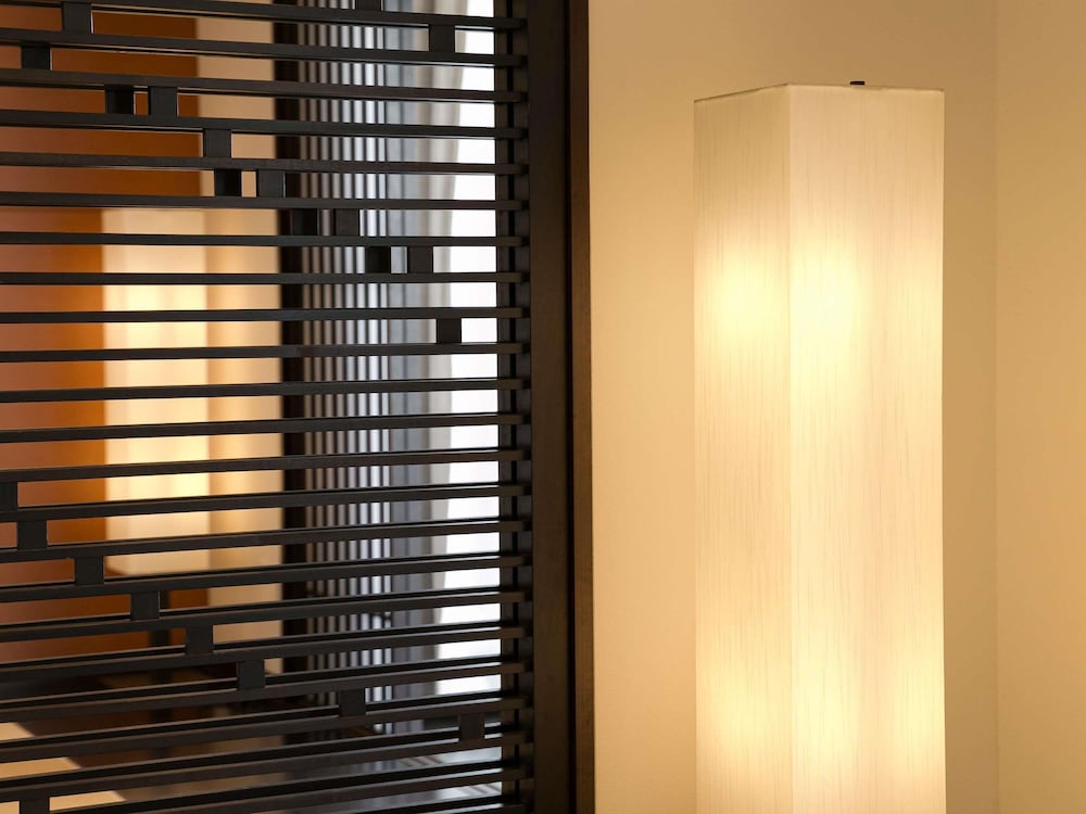 Suite Junior Ejecutiva estilo japonés con 2 camas bajas individuales, vistas al mar del hotel Grand Mercure Okinawa Cape Zanpa Resort. Foto 9