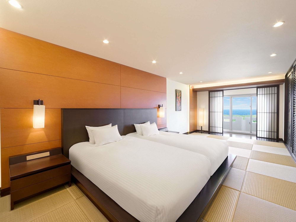Suite Junior Ejecutiva estilo japonés con 2 camas bajas individuales, vistas al mar del hotel Grand Mercure Okinawa Cape Zanpa Resort. Foto 10