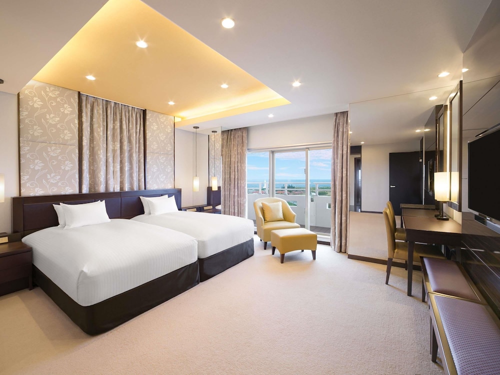 Suite Ejecutiva, estilo japonés - occidental con 2 camas individuales, vistas al mar del hotel Grand Mercure Okinawa Cape Zanpa Resort. Foto 3