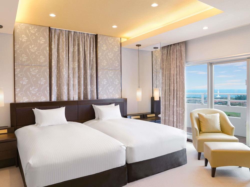 Suite Ejecutiva, estilo japonés - occidental con 2 camas individuales, vistas al mar del hotel Grand Mercure Okinawa Cape Zanpa Resort. Foto 4
