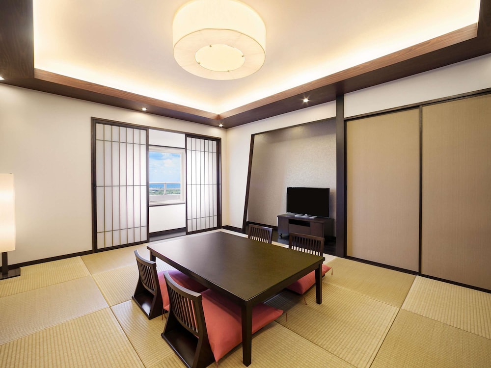 Suite Ejecutiva, estilo japonés - occidental con 2 camas individuales, vistas al mar del hotel Grand Mercure Okinawa Cape Zanpa Resort. Foto 7