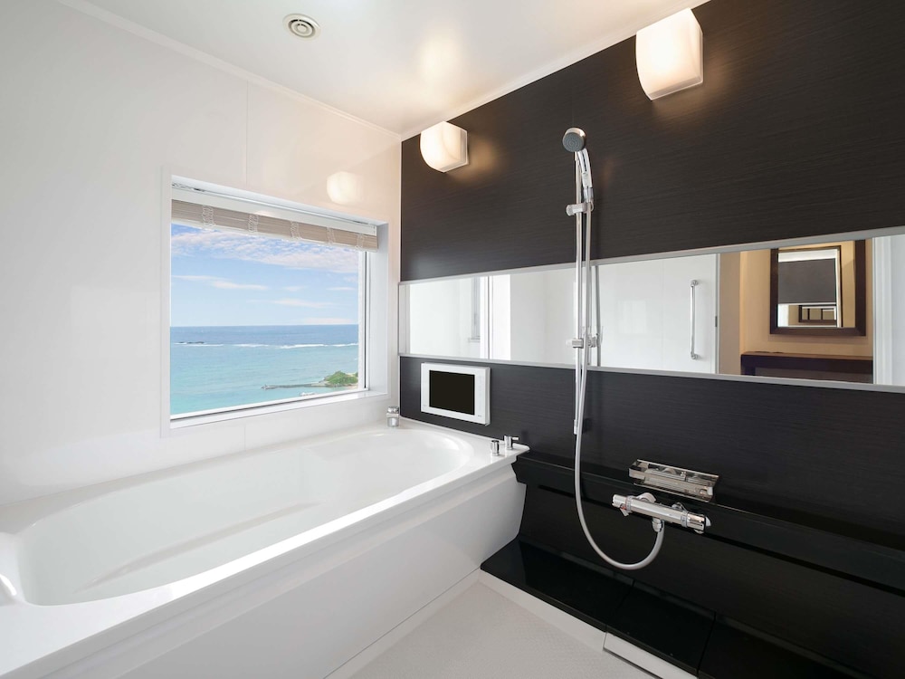 Suite Ejecutiva, estilo japonés - occidental con 2 camas individuales, vistas al mar del hotel Grand Mercure Okinawa Cape Zanpa Resort. Foto 9