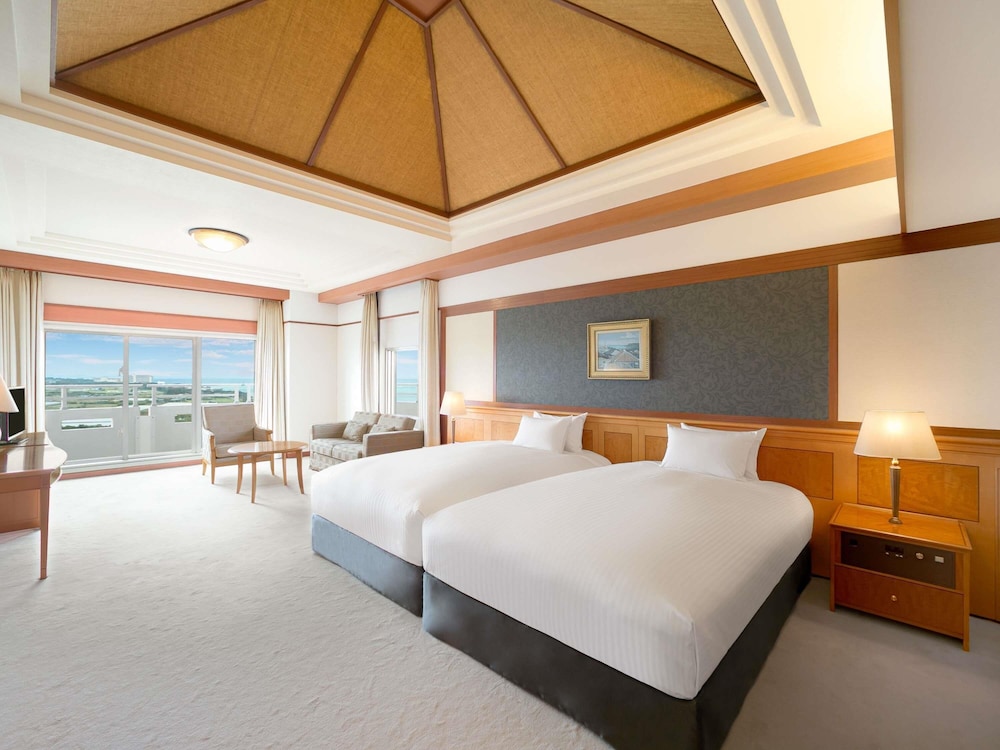 Suite Ejecutiva con 4 camas individuales, 2 dormitorios, vistas al mar del hotel Grand Mercure Okinawa Cape Zanpa Resort