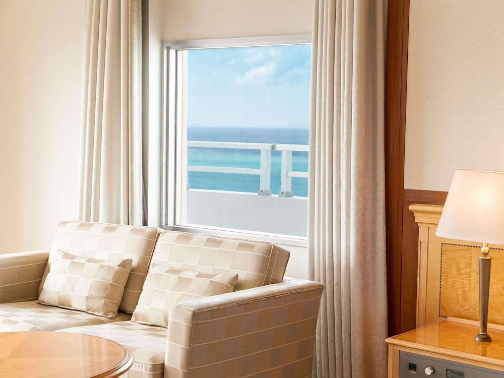Suite Ejecutiva con 4 camas individuales, 2 dormitorios, vistas al mar del hotel Grand Mercure Okinawa Cape Zanpa Resort. Foto 8