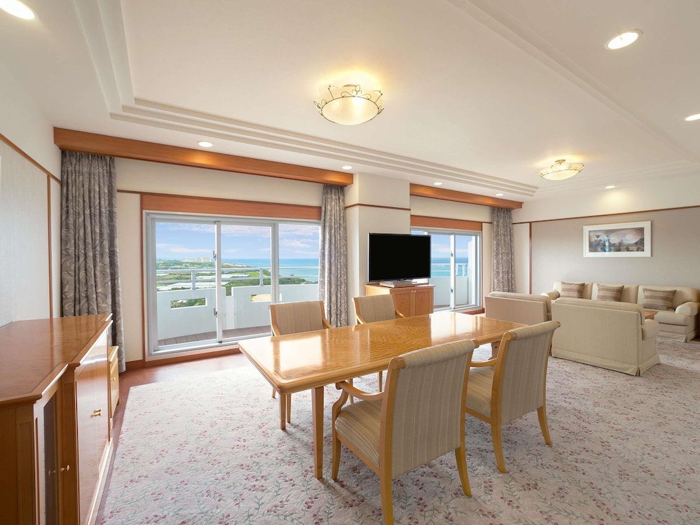 Suite Ejecutiva con 4 camas individuales, 2 dormitorios, vistas al mar del hotel Grand Mercure Okinawa Cape Zanpa Resort. Foto 9
