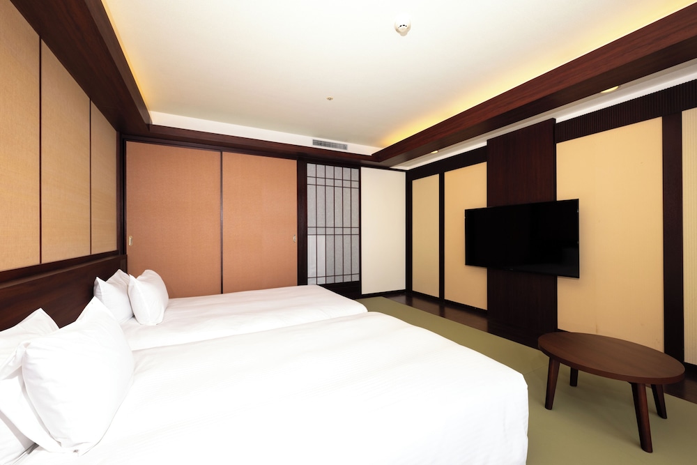 Habitación Clásica Japonesa con 2 camas individuales del hotel Grand Mercure Okinawa Cape Zanpa Resort. Foto 1