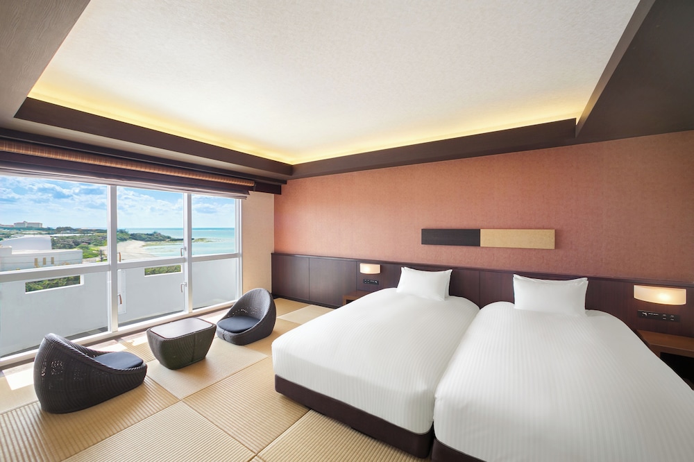 Habitación estilo Okinawa con 2 camas individuales, vistas al mar del hotel Grand Mercure Okinawa Cape Zanpa Resort. Foto 1