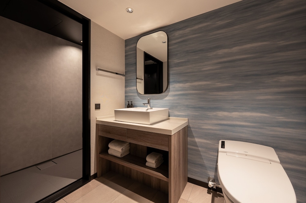 Habitación Superior con 2 camas individuales, cabina de ducha del hotel Grand Mercure Okinawa Cape Zanpa Resort. Foto 10