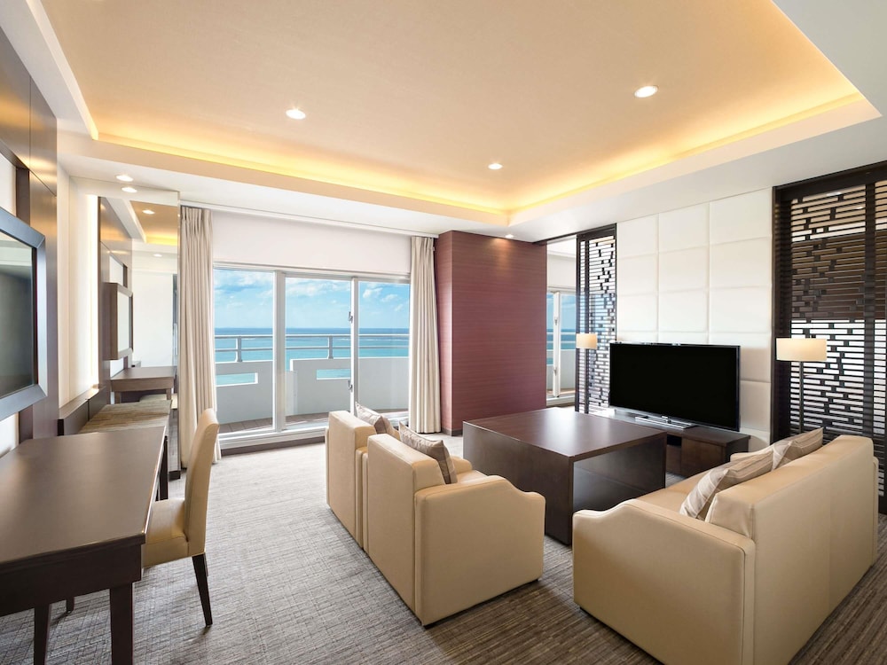Suite Junior Ejecutiva estilo japonés - occidental con 2 camas individuales, vistas al mar del hotel Grand Mercure Okinawa Cape Zanpa Resort