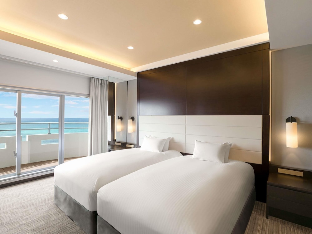 Suite Junior Ejecutiva estilo japonés - occidental con 2 camas individuales, vistas al mar del hotel Grand Mercure Okinawa Cape Zanpa Resort. Foto 7