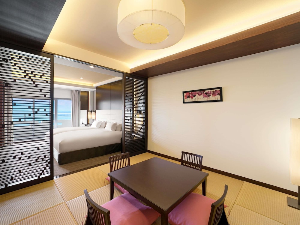 Suite Junior Ejecutiva estilo japonés - occidental con 2 camas individuales, vistas al mar del hotel Grand Mercure Okinawa Cape Zanpa Resort. Foto 8