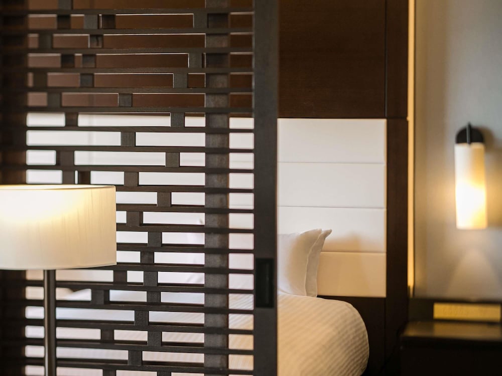 Suite Junior Ejecutiva estilo japonés - occidental con 2 camas individuales, vistas al mar del hotel Grand Mercure Okinawa Cape Zanpa Resort. Foto 9