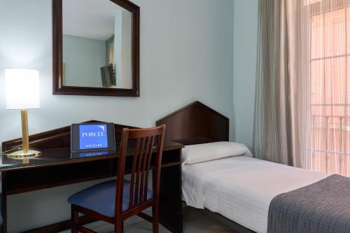 Habitación Triple del hotel Porcel Navas. Foto 17