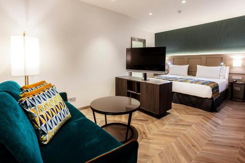 Habitación Doble con sofá cama del hotel Eurostars Puerta Real. Foto 1