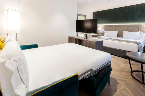 Habitación Doble con sofá cama del hotel Eurostars Puerta Real. Foto 4