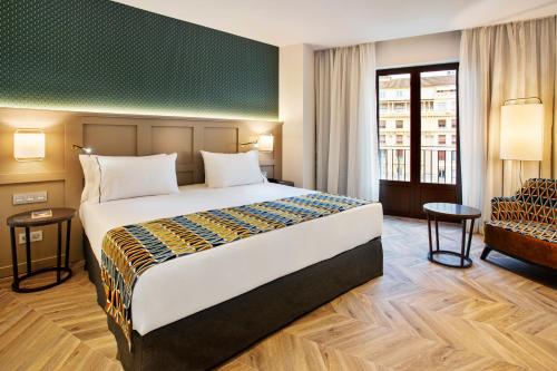 Habitación Doble Deluxe con vistas del hotel Eurostars Puerta Real