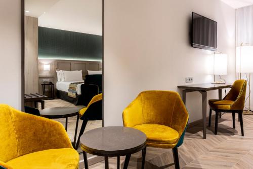 Suite Junior con vistas del hotel Eurostars Puerta Real. Foto 6